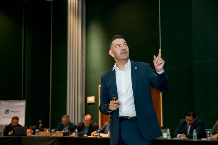 Cuauhtli Arau facilitando una sesión con directivos.