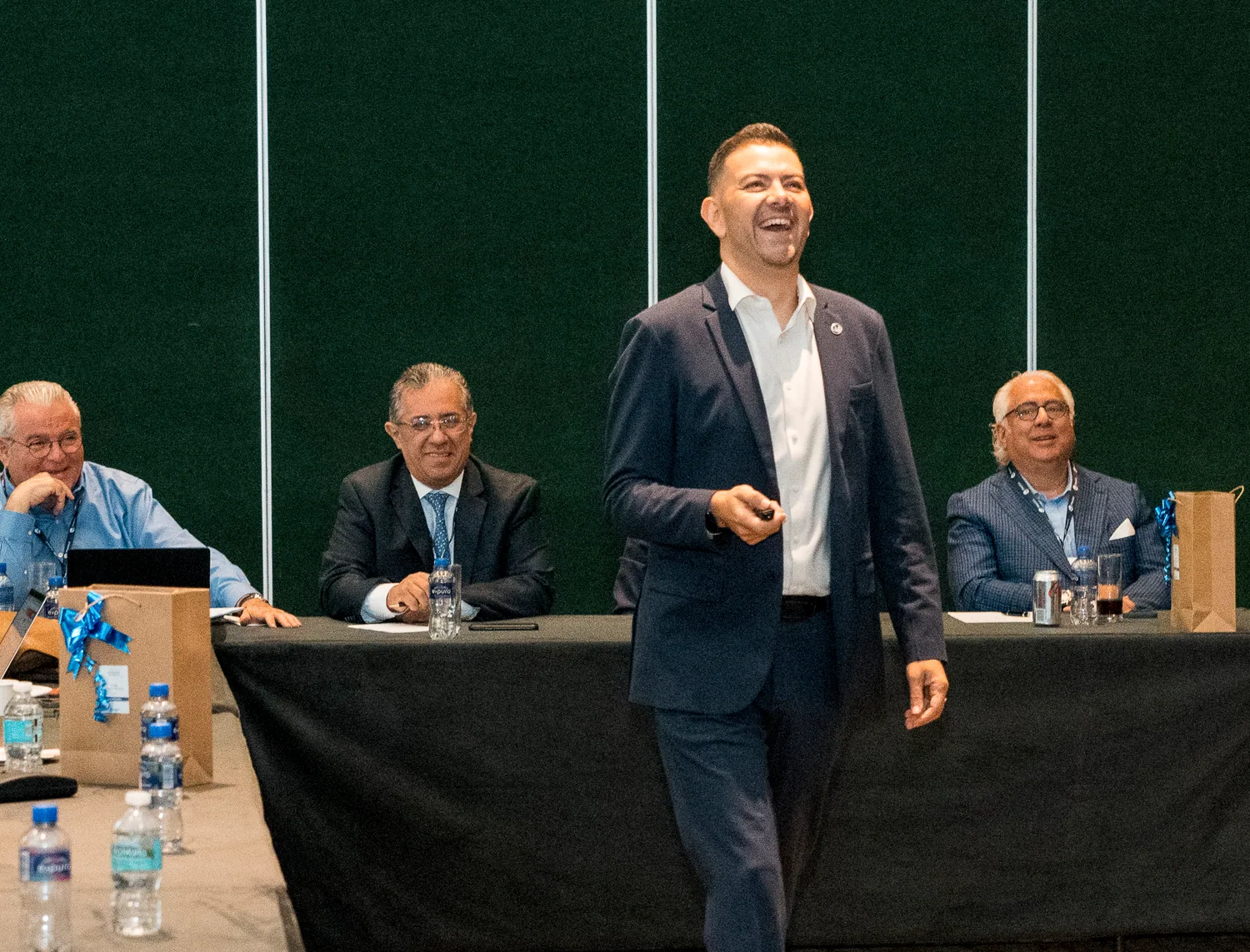 Mtro. Cuauhtli Arau compartiendo una sesión con empresarios y directivos, con una sonrisa.