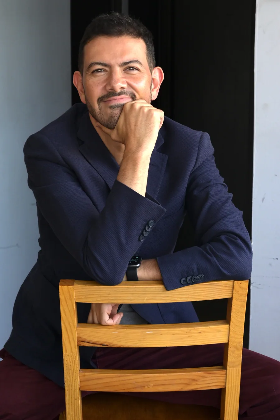Retrato de Cuauhtli Arau, sentado y con una expresión cercana.